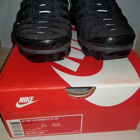 womens all black vapormax